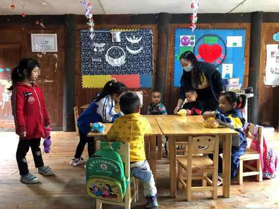 山村幼儿园一方面根据国家幼儿园教学指导纲要制定教学内容，同时在教学中融入地方特色自编课程。图/中国发展研究基金会