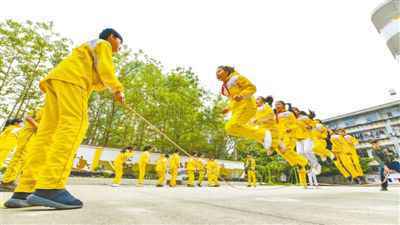 以民生温度提升幸福指数（图说评论）